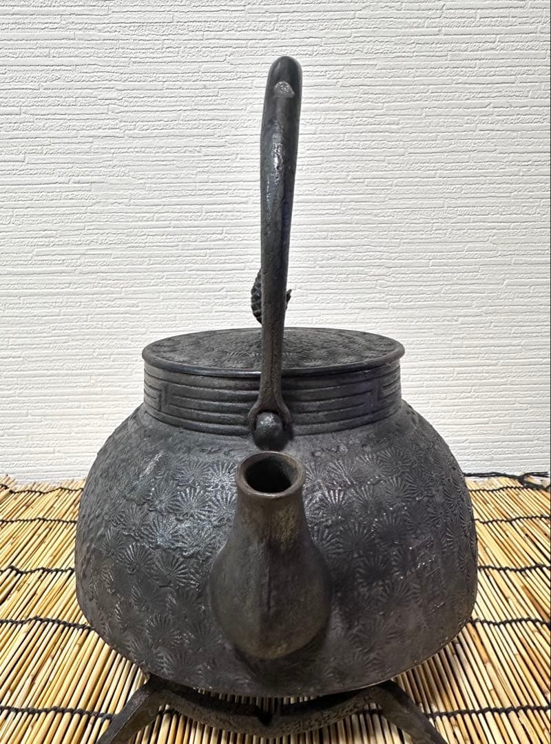ＵＳＥＤ品 南部岩鋳四代目清末作 真作保証　２３型 松葉文様　南部鉄瓶