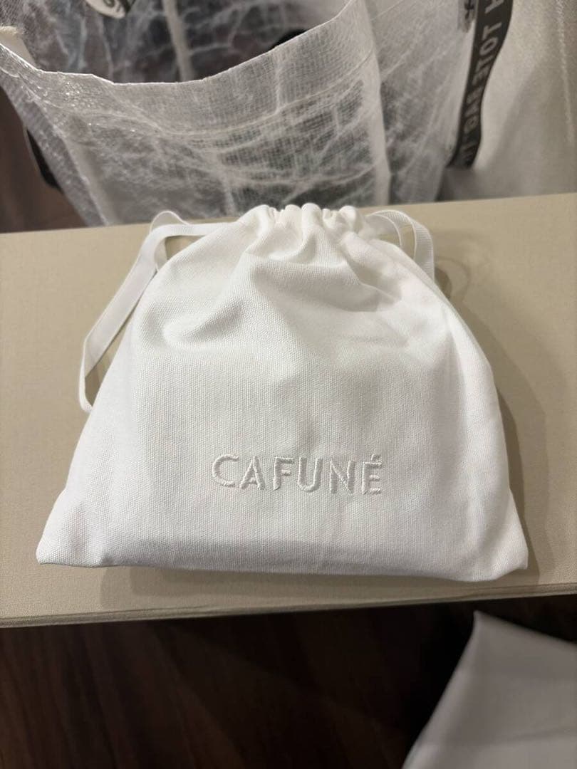 【最終値下げ】【新品】【未開封】CAFUNE ベージュ 二つ折り財布