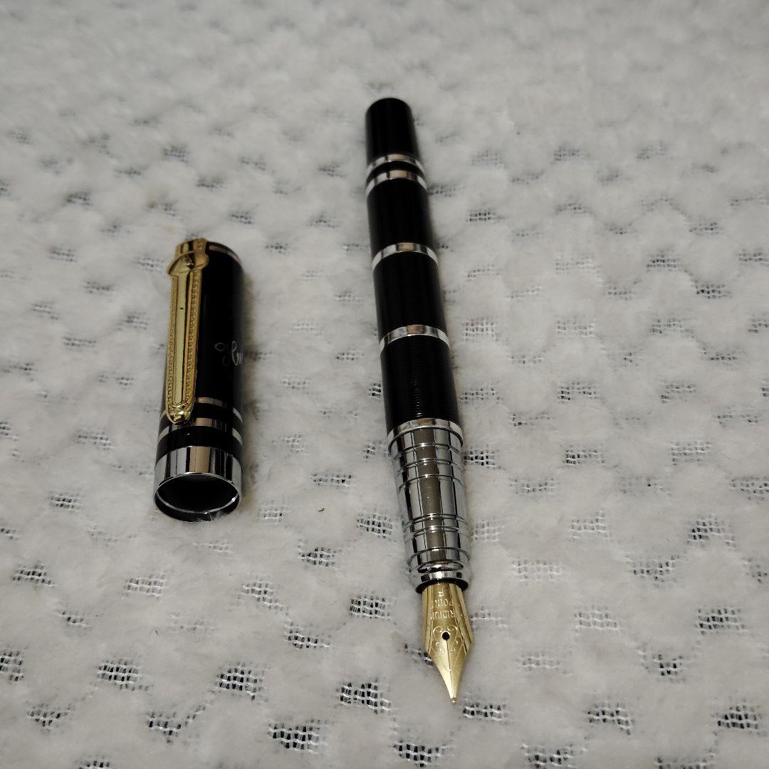 黒い万年筆 金メッキペン先