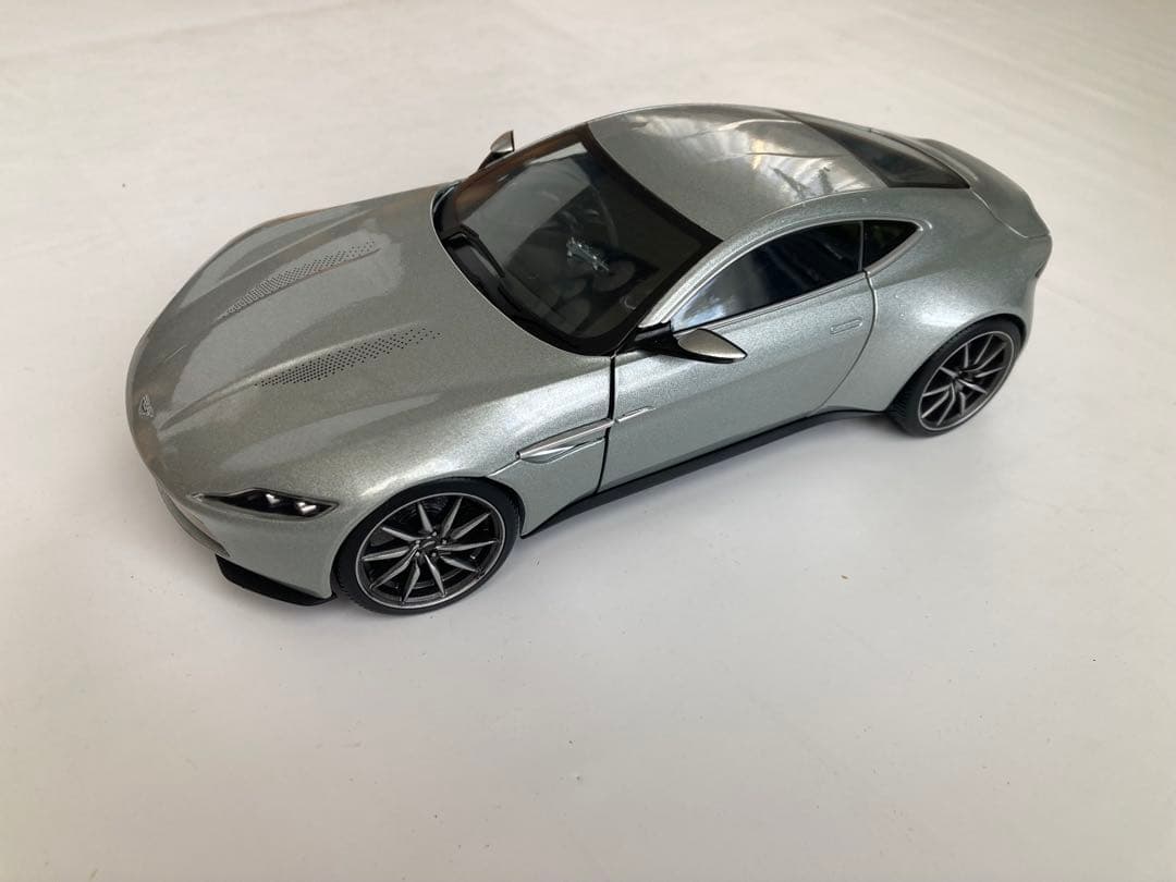 「りん」「007 スペクター」のボンドカー ホットウィール 1/18