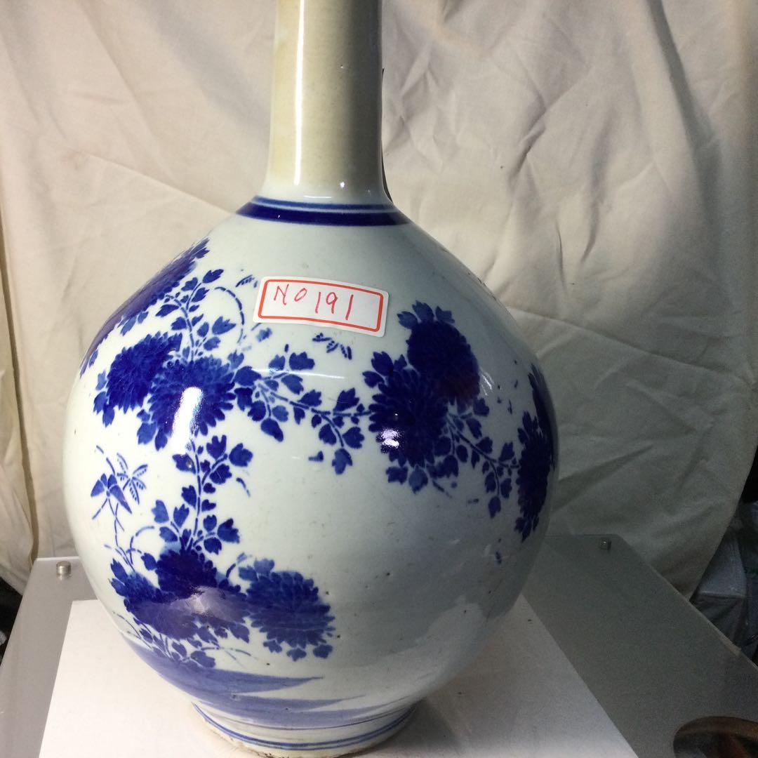 大坪飾り壺か?砥部焼きの色ですがこのような大きなものわ見た事わないふるいもので。