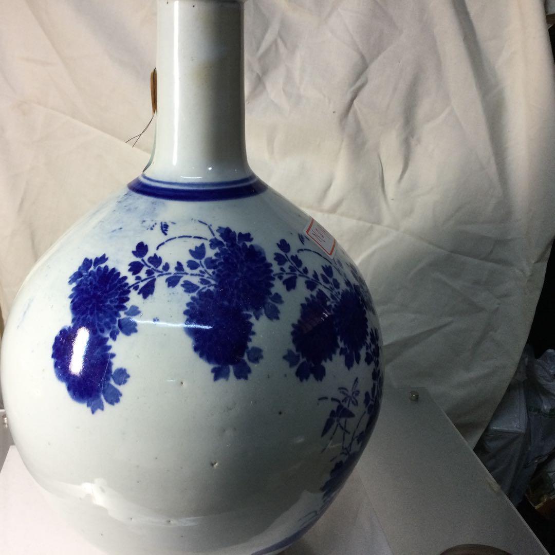 大坪飾り壺か?砥部焼きの色ですがこのような大きなものわ見た事わないふるいもので。