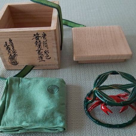 A 7    唐銅彩色・笹蟹蓋置  ( 新品未使用品 )