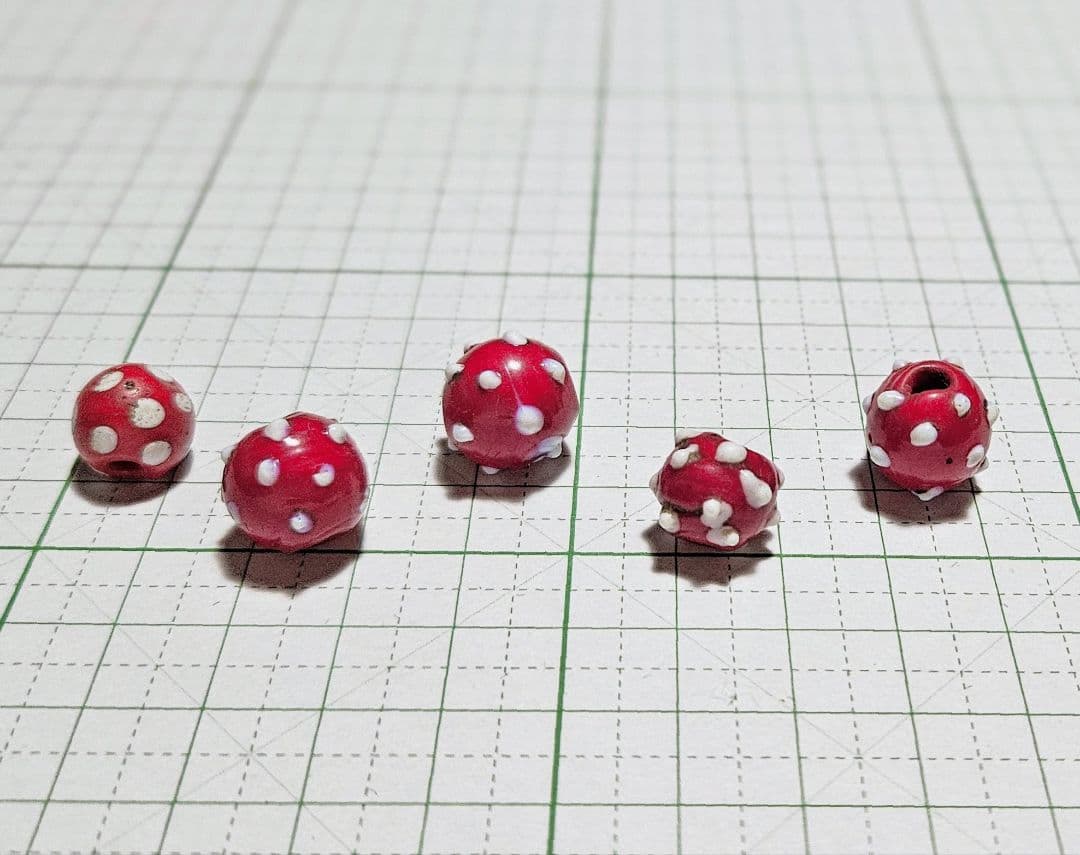 アフリカとんぼ玉　アンティーク　レイズドット　赤