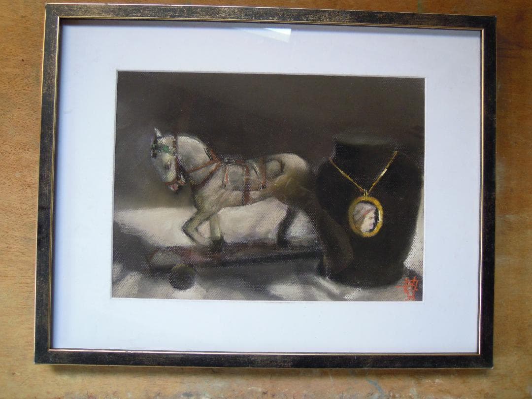 馬とペンダント