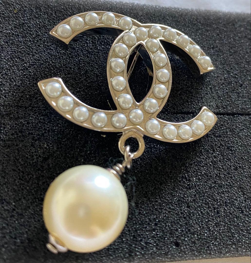 s*h様 CHANEL パール付きロゴブローチ