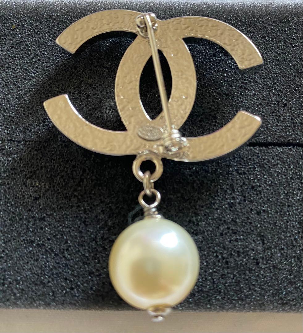 s*h様 CHANEL パール付きロゴブローチ