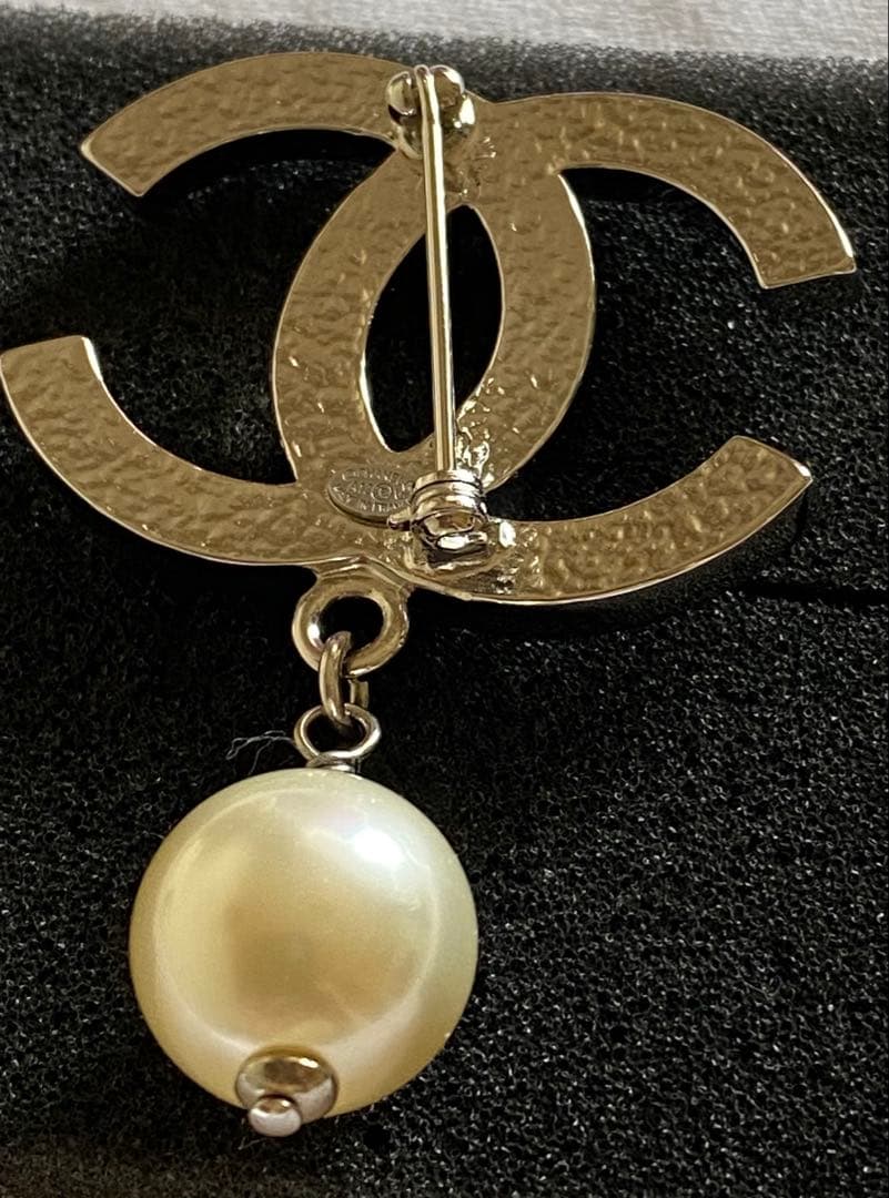 s*h様 CHANEL パール付きロゴブローチ