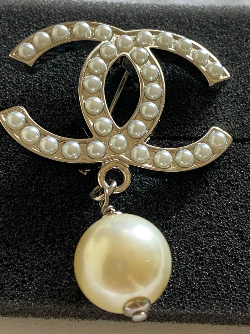 s*h様 CHANEL パール付きロゴブローチ