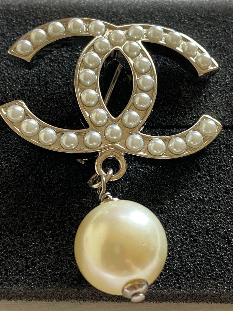 s*h様 CHANEL パール付きロゴブローチ