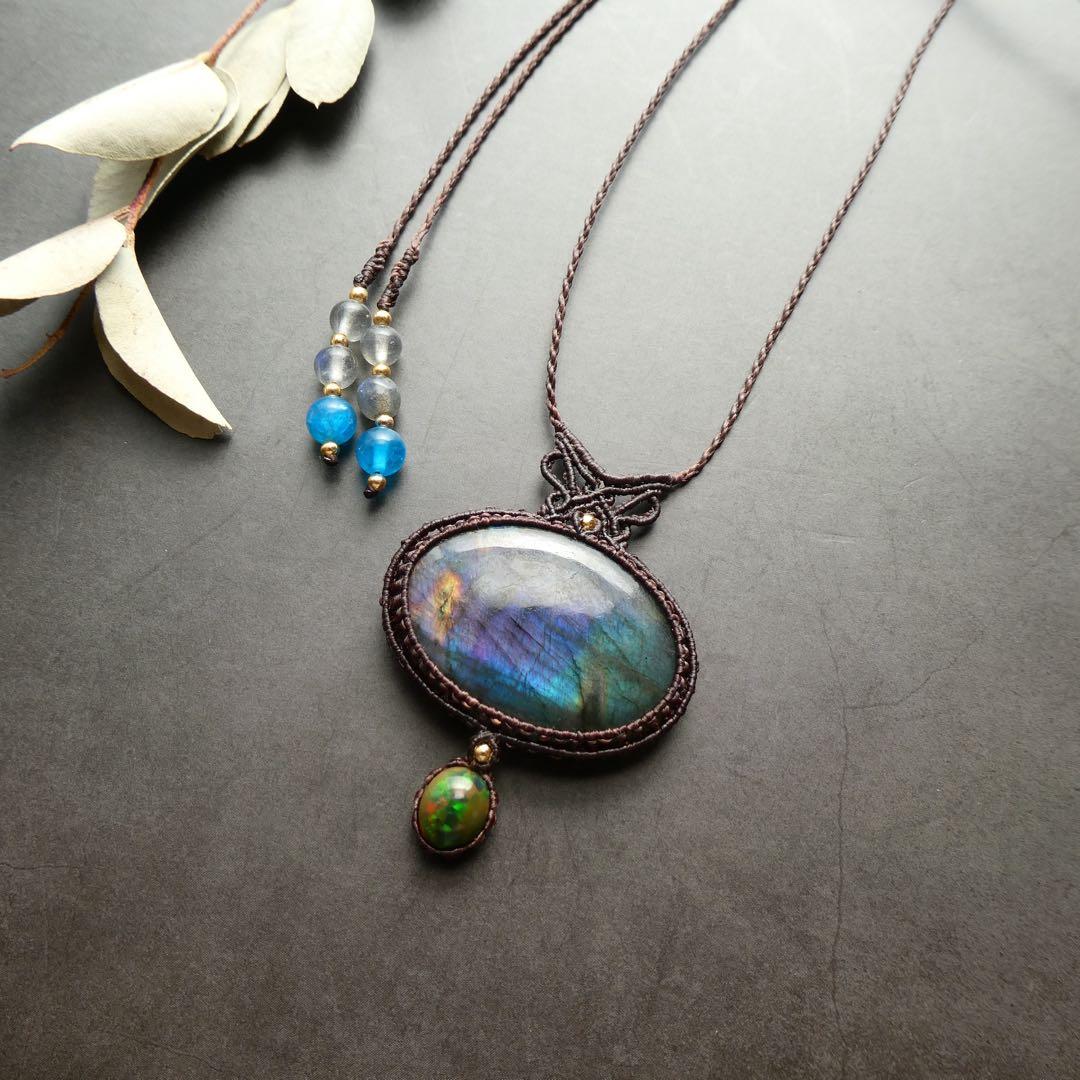 さい　レインボーラブラドライトとブラックオパールのマクラメネックレス