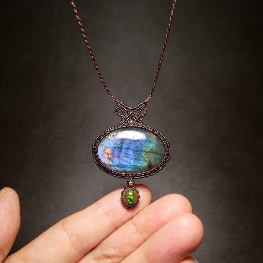 さい　レインボーラブラドライトとブラックオパールのマクラメネックレス