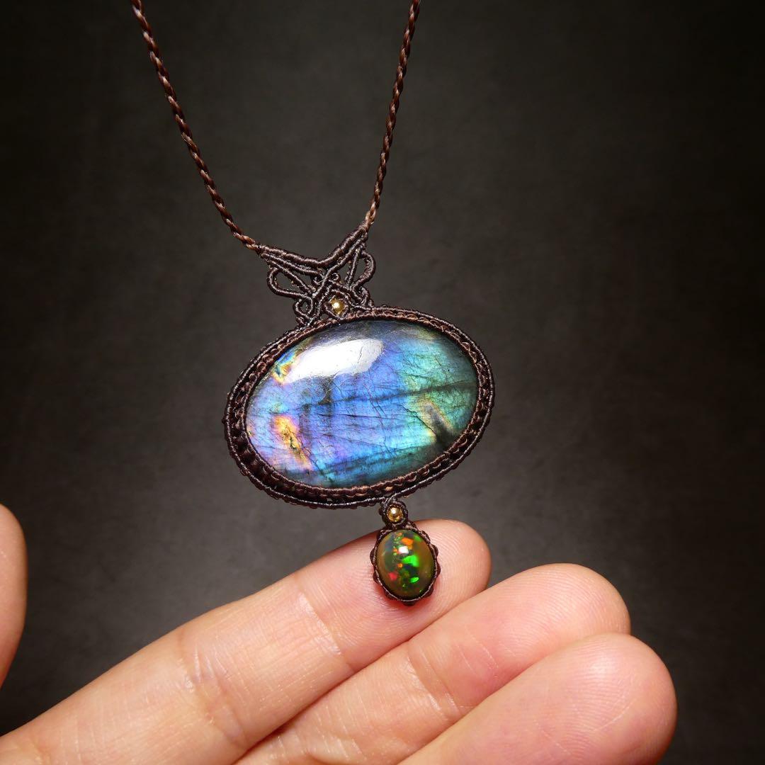 さい　レインボーラブラドライトとブラックオパールのマクラメネックレス