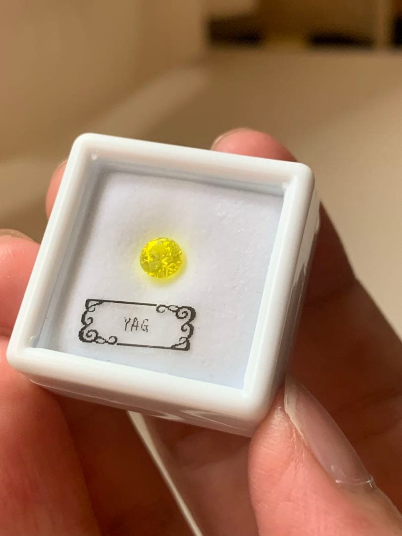 YAG ヤグ　イットリウムアルミニウムガーネット　ルース　ダイヤ　蛍光鉱物　根付