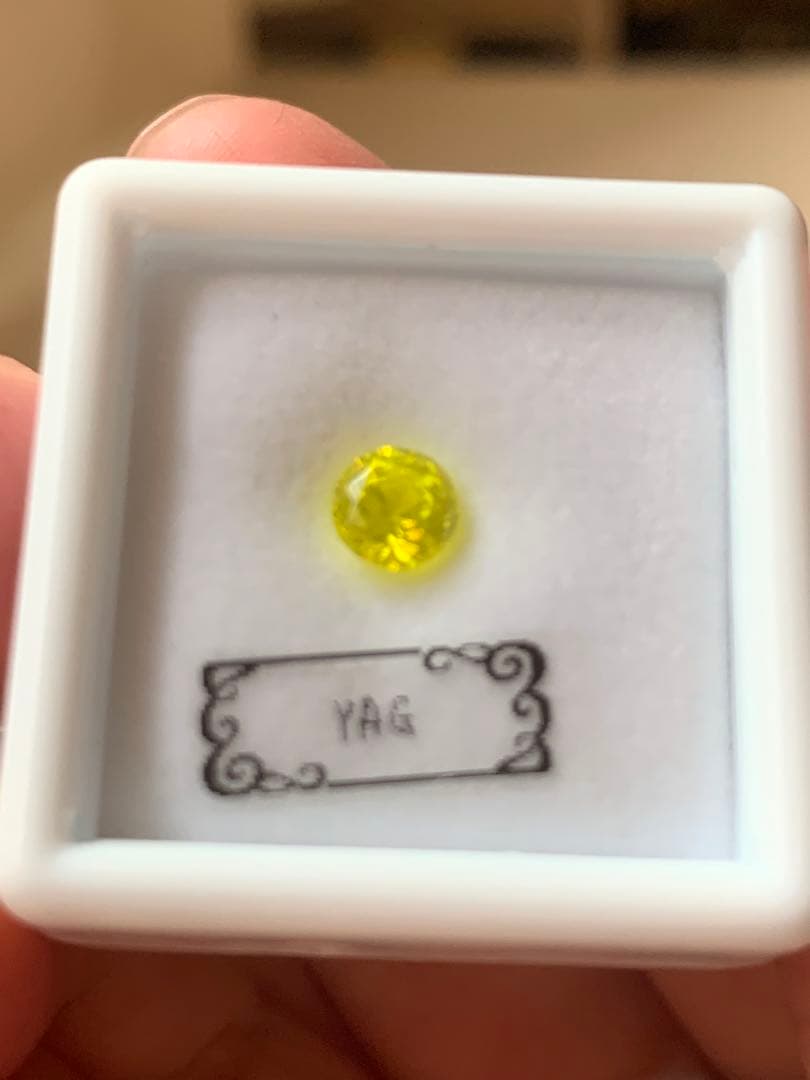 YAG ヤグ　イットリウムアルミニウムガーネット　ルース　ダイヤ　蛍光鉱物　根付