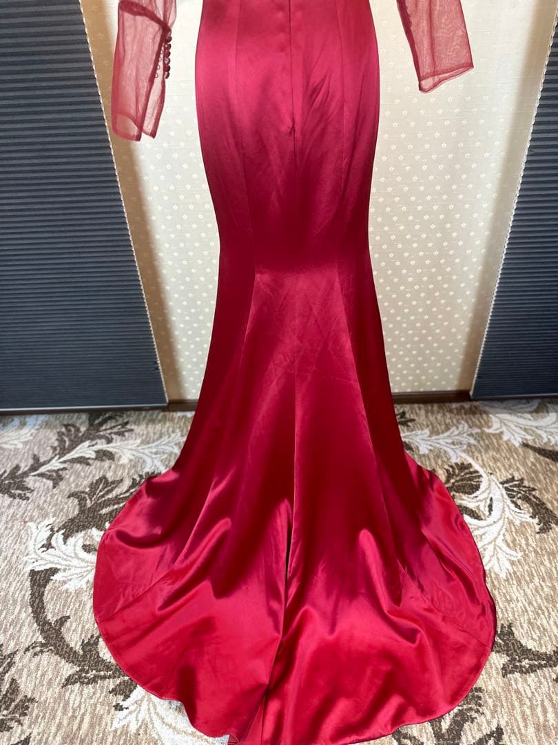 赤 サテン マーメイドラインドレス 透け感のある長袖 ビーズ付き