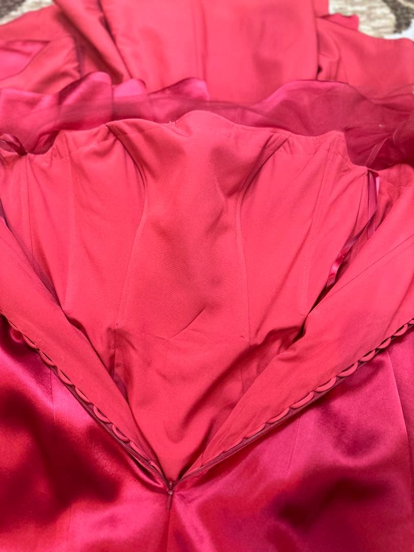 赤 サテン マーメイドラインドレス 透け感のある長袖 ビーズ付き