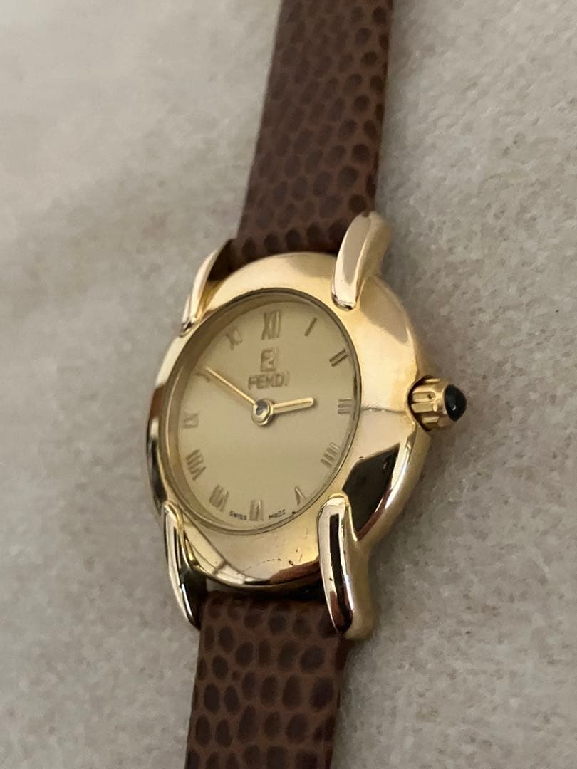 値下げ 稼働★FENDI ゴールド レディースQZ腕時計 電池、革ベルト新品