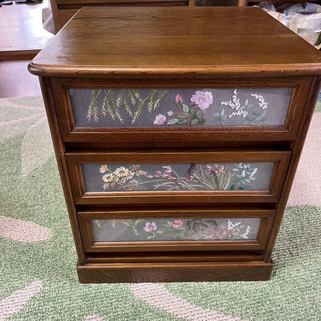 戸塚刺繍作品　木製花柄3段引き出し