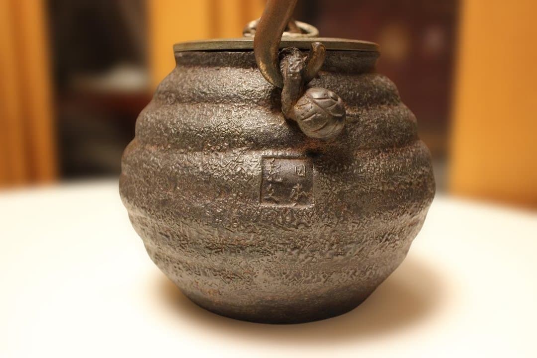 整*屋様 古鉄瓶　小振り亀文堂芋頭鉄瓶　希少品　水漏れなし・状態良好