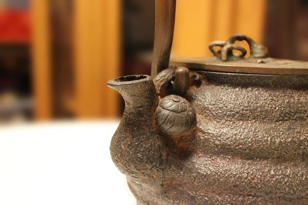 整*屋様 古鉄瓶　小振り亀文堂芋頭鉄瓶　希少品　水漏れなし・状態良好