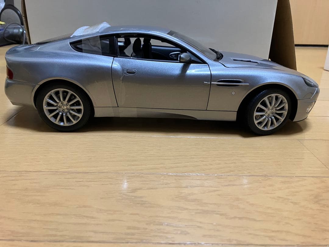京商 Aston Martin V12 Vanquish 1/12