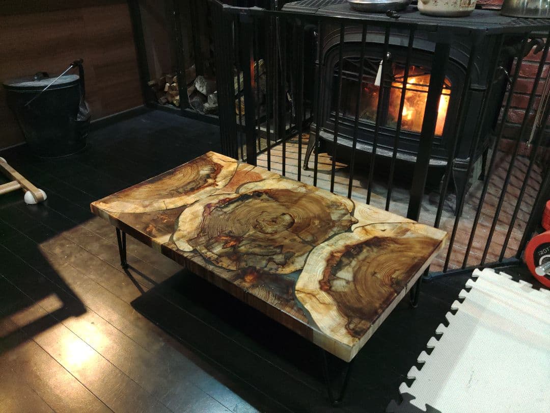 杉の輪切りのレジンテーブル　ローテーブル