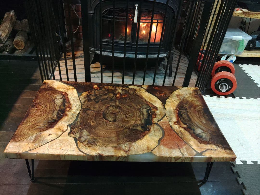 杉の輪切りのレジンテーブル　ローテーブル