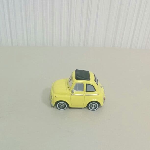 トミカ　カーズ　フィアット