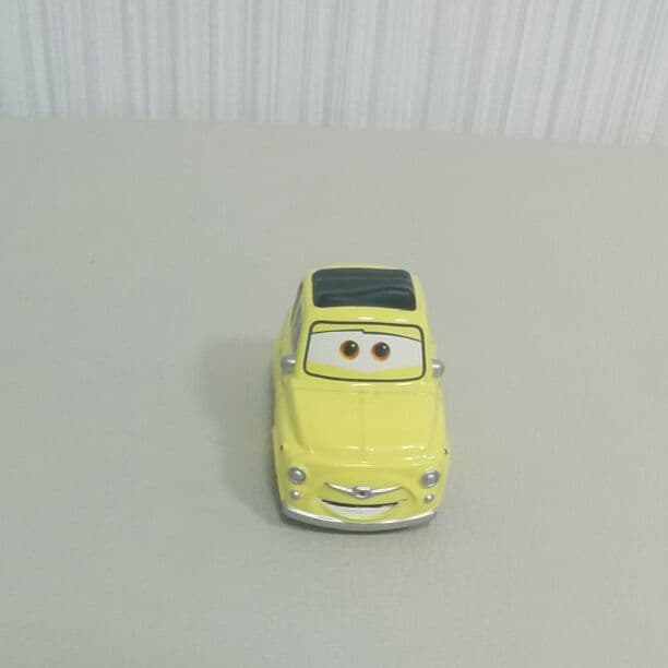 トミカ　カーズ　フィアット