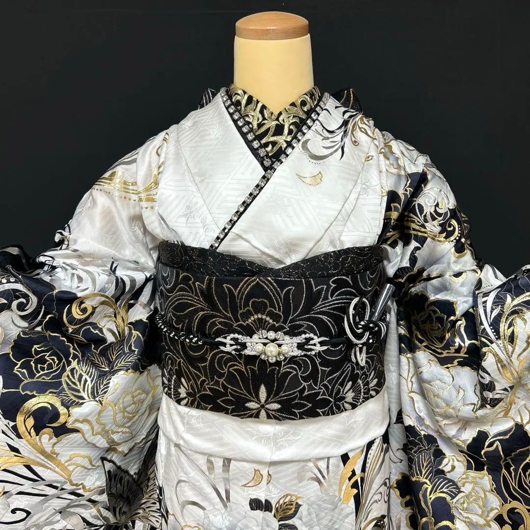 白地に黒のゴージャス薔薇の振袖フルセット