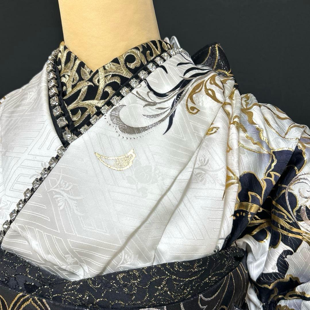 白地に黒のゴージャス薔薇の振袖フルセット