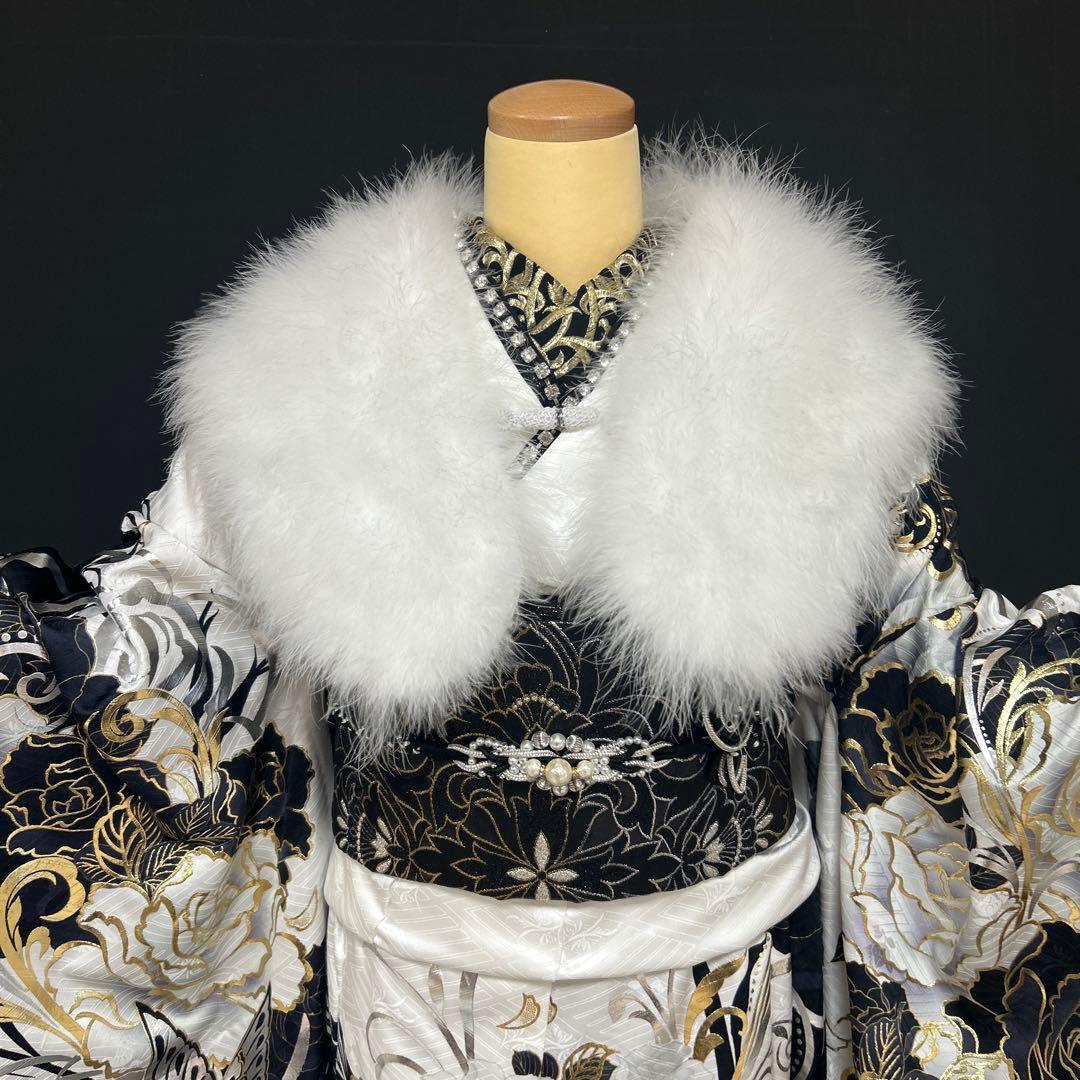 白地に黒のゴージャス薔薇の振袖フルセット