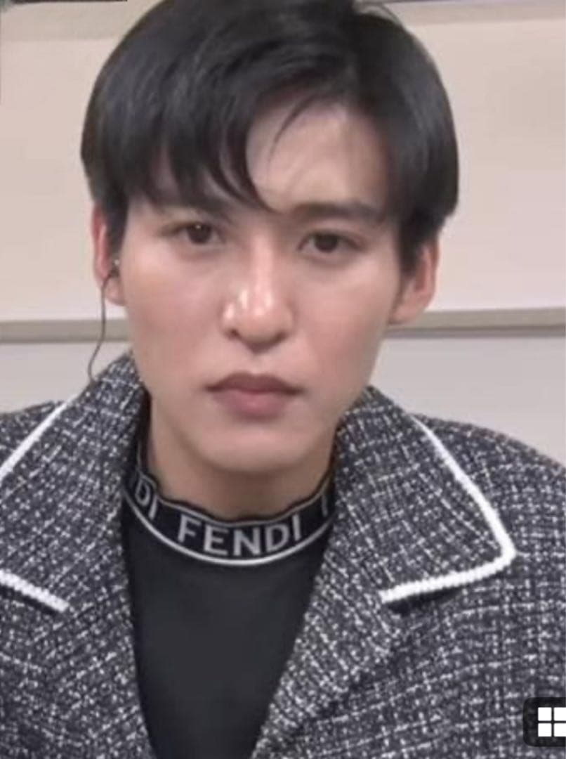 【極美品】FENDIフェンディモックネック ロゴTシャツ　L ブラック目黒蓮着用