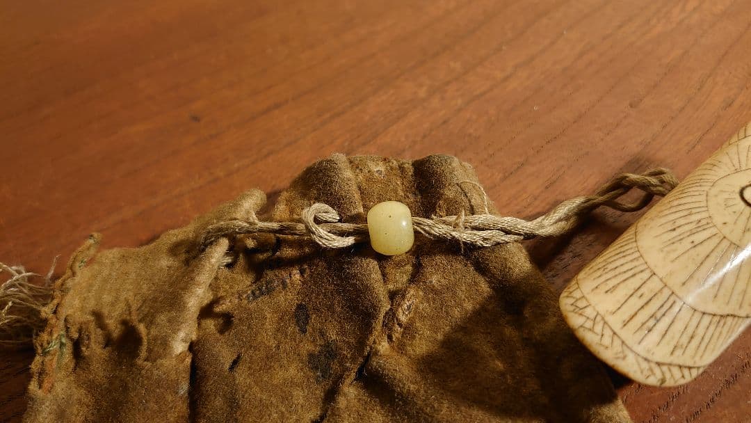 根付　時代根付　江戸硝子　江戸ガラス　提げ物　角　角細工　アンティーク根付　１客