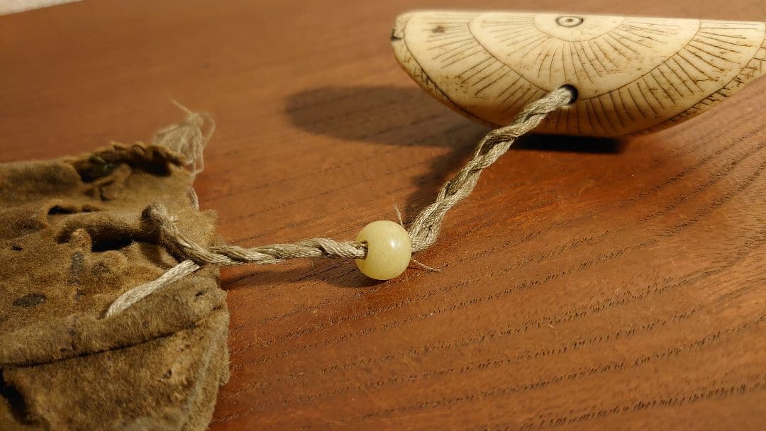 根付　時代根付　江戸硝子　江戸ガラス　提げ物　角　角細工　アンティーク根付　１客