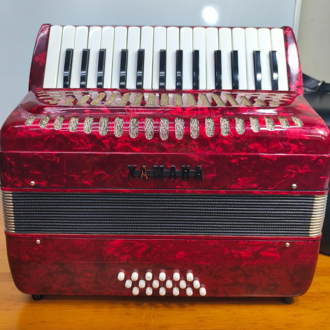 YAMAHA ヤマハ アコーディオン 8905 ケース付　赤