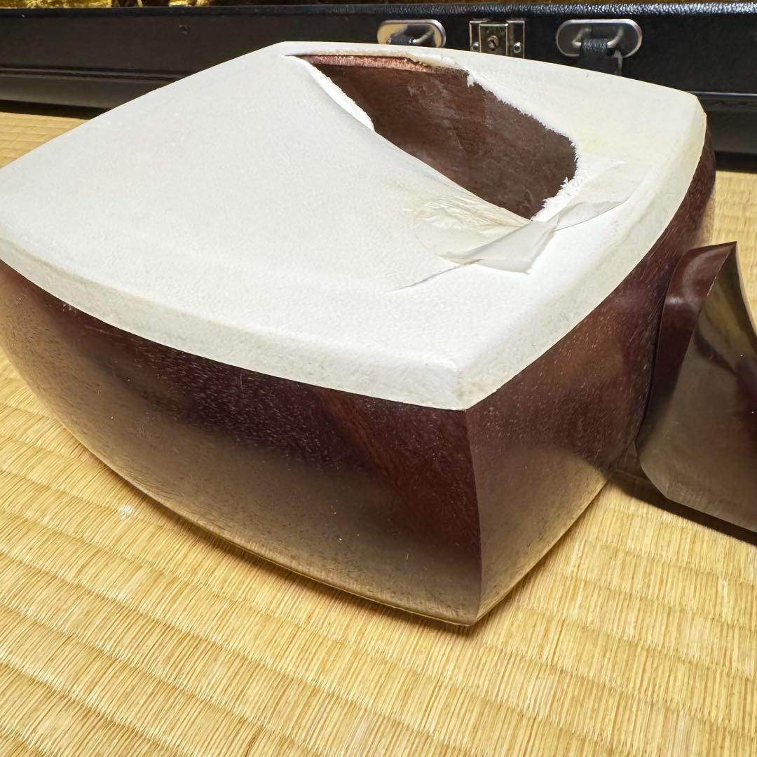 三味線　中棹　東さわり　紅木　1本溝　糸まき　素六　破れ有り　ハードケース付き