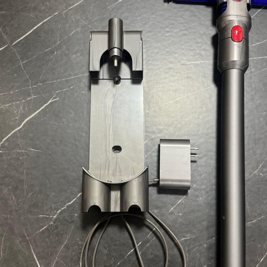 Dyson V8fluffy+ 充電器・ノズル付き