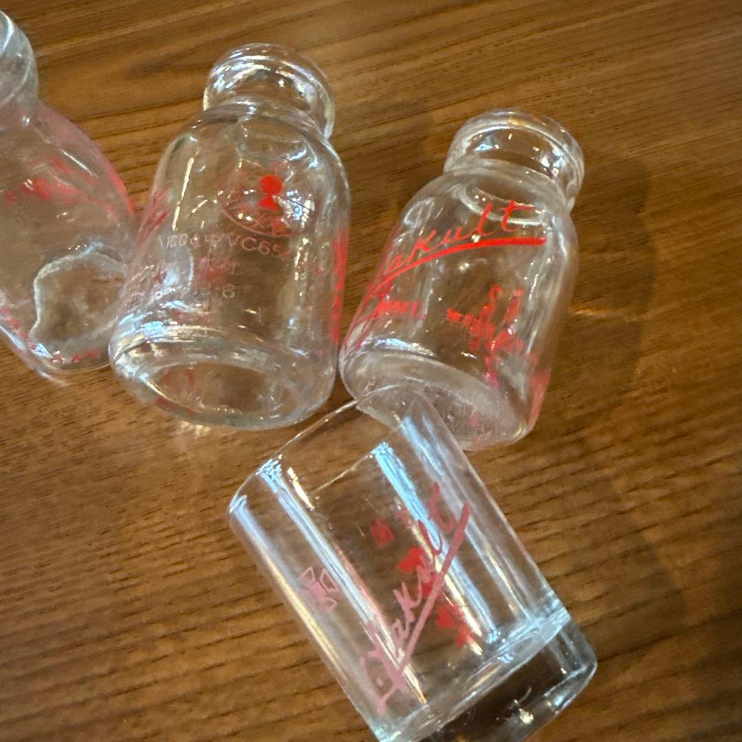 レトロ　ヤクルト　コップ　瓶二本と会津ハッピーヨーグルト瓶　古いガラス容器