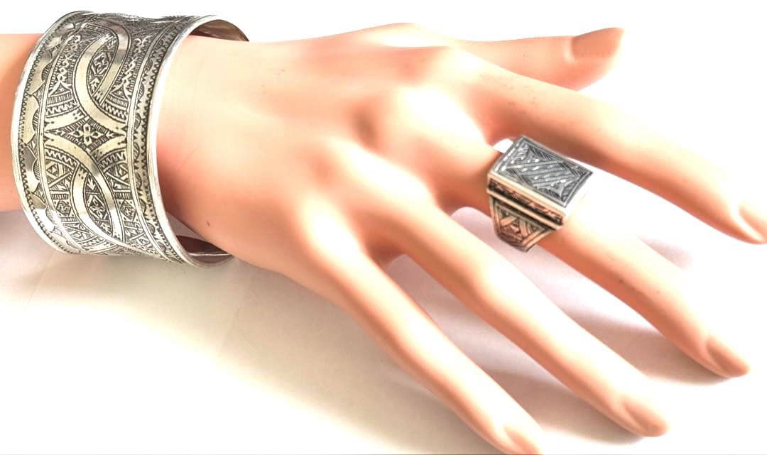 トゥアレグ族　サハラ砂漠　ハンドメイド　シルバーバングル