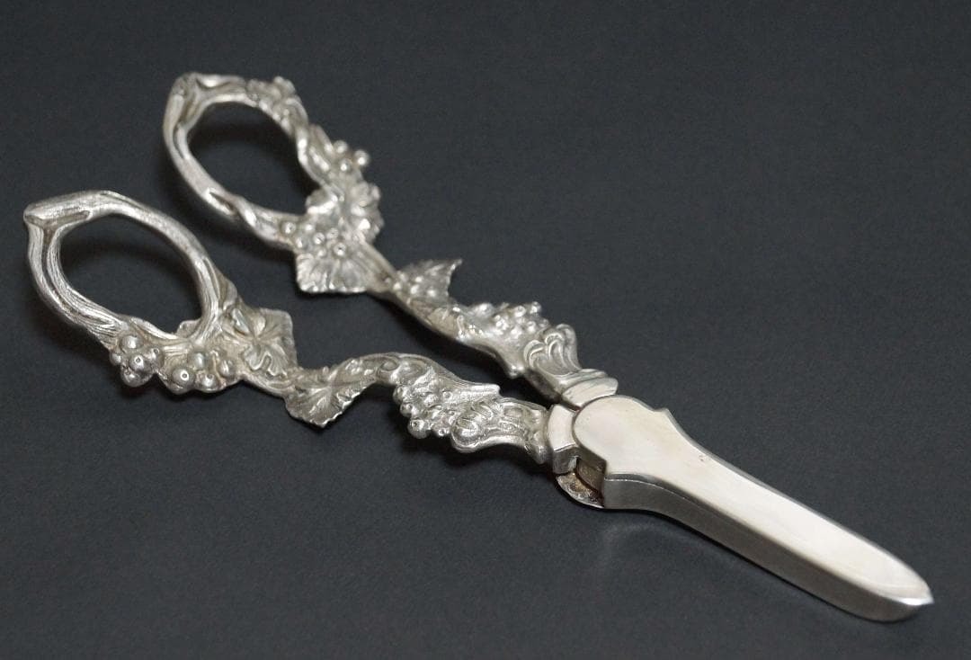 英国アンティークシルバープレート製グレープシザー 葡萄ハサミ金工細工浮彫 葡萄紋