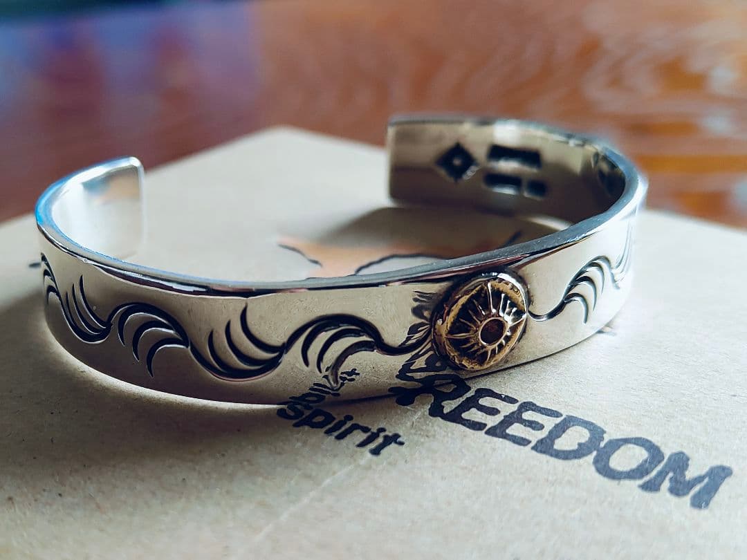 ピカピカ極美！【ARIZONA FREEDOM】唐草バングル　K18 印台