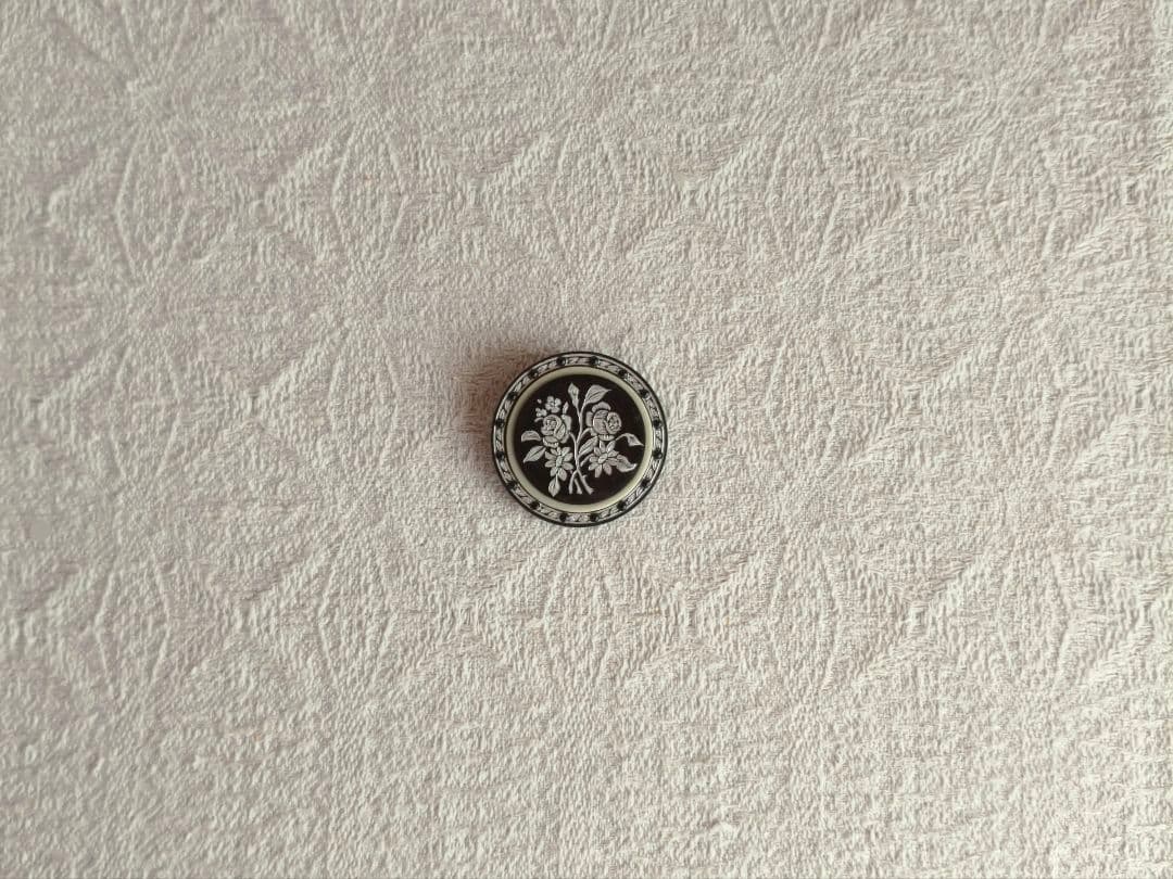 * vintage brooch ❀ 彫り模様の美しい シックなお花 ブローチ