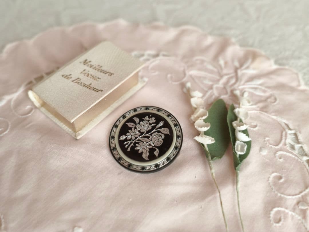 * vintage brooch ❀ 彫り模様の美しい シックなお花 ブローチ