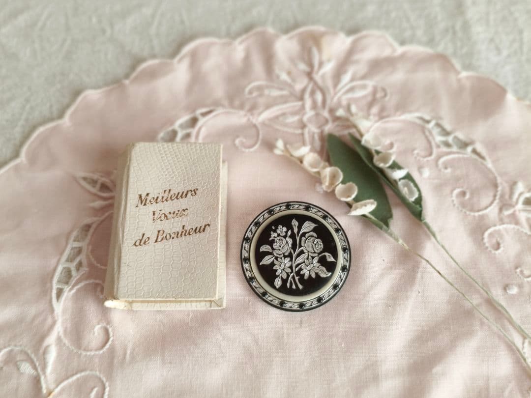 * vintage brooch ❀ 彫り模様の美しい シックなお花 ブローチ