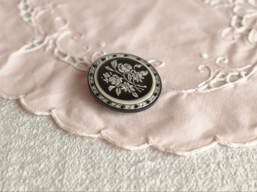 * vintage brooch ❀ 彫り模様の美しい シックなお花 ブローチ