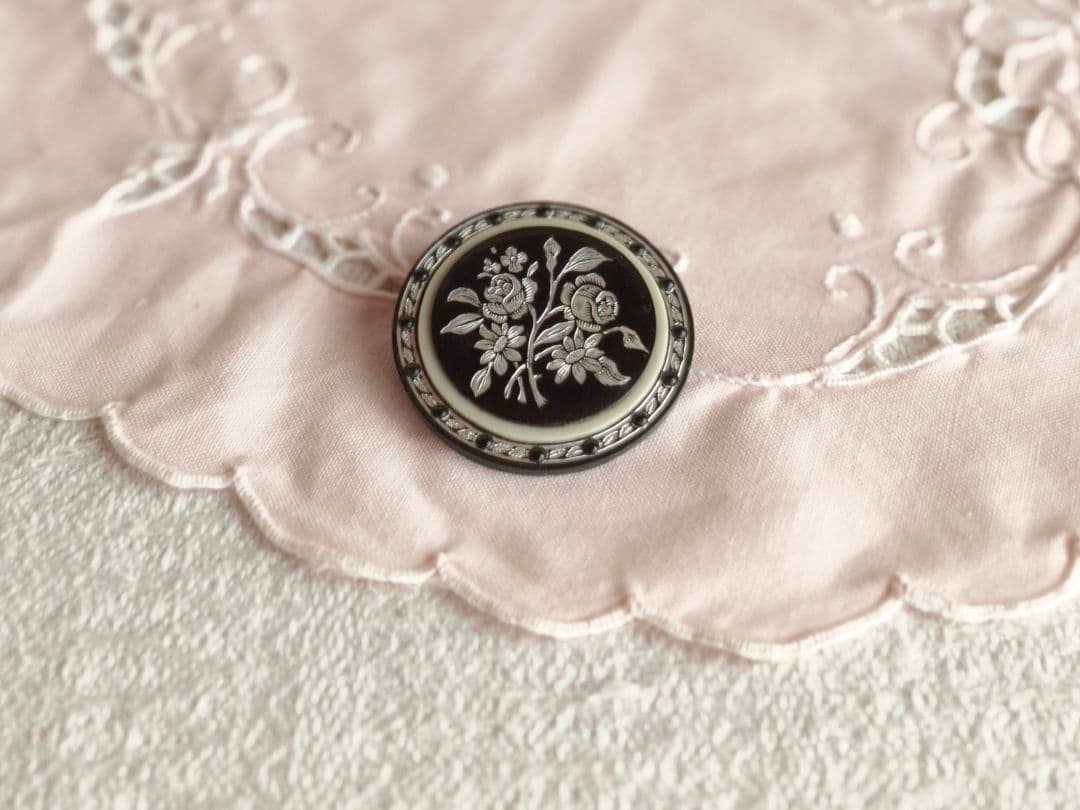* vintage brooch ❀ 彫り模様の美しい シックなお花 ブローチ