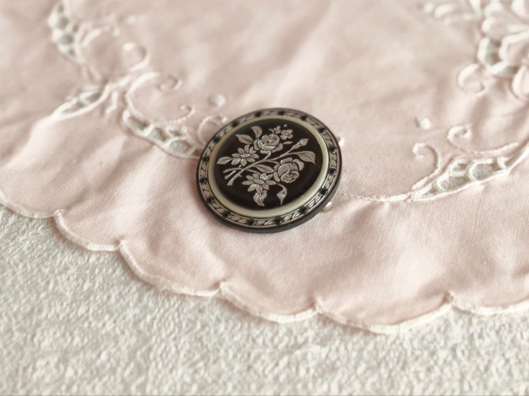 * vintage brooch ❀ 彫り模様の美しい シックなお花 ブローチ