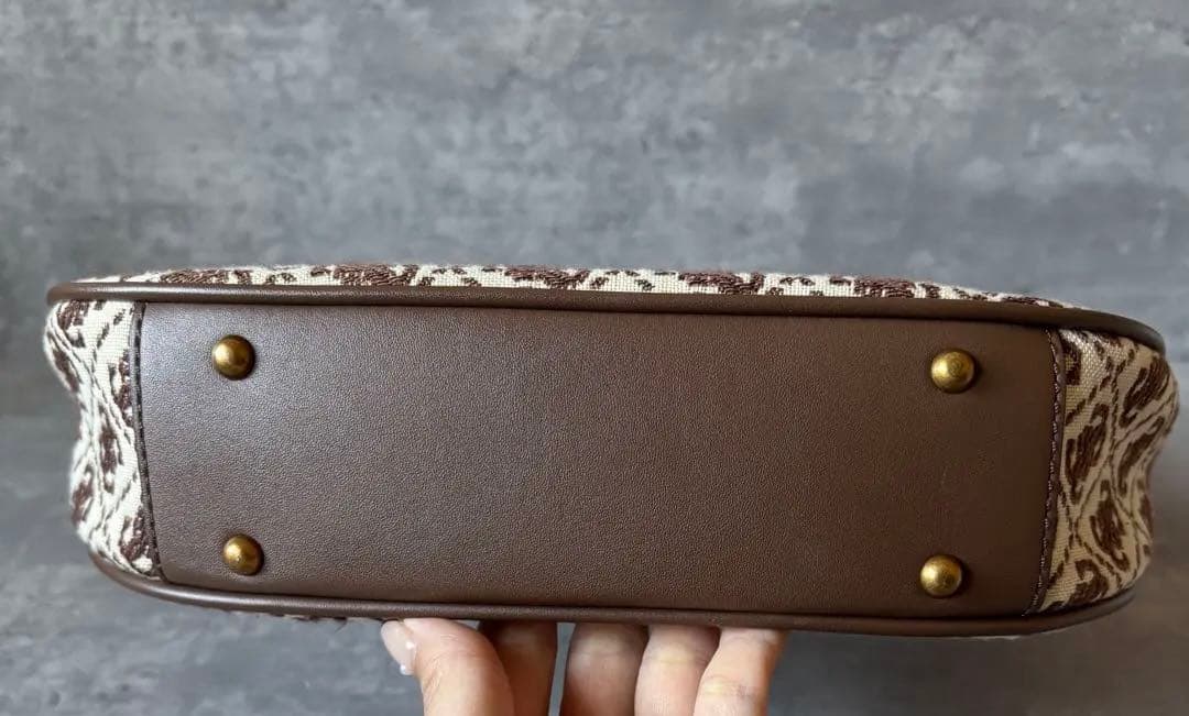 【極美品】GUESS ゲス　ショルダーバッグ ロゴ柄 ブラウン ワンショルダー